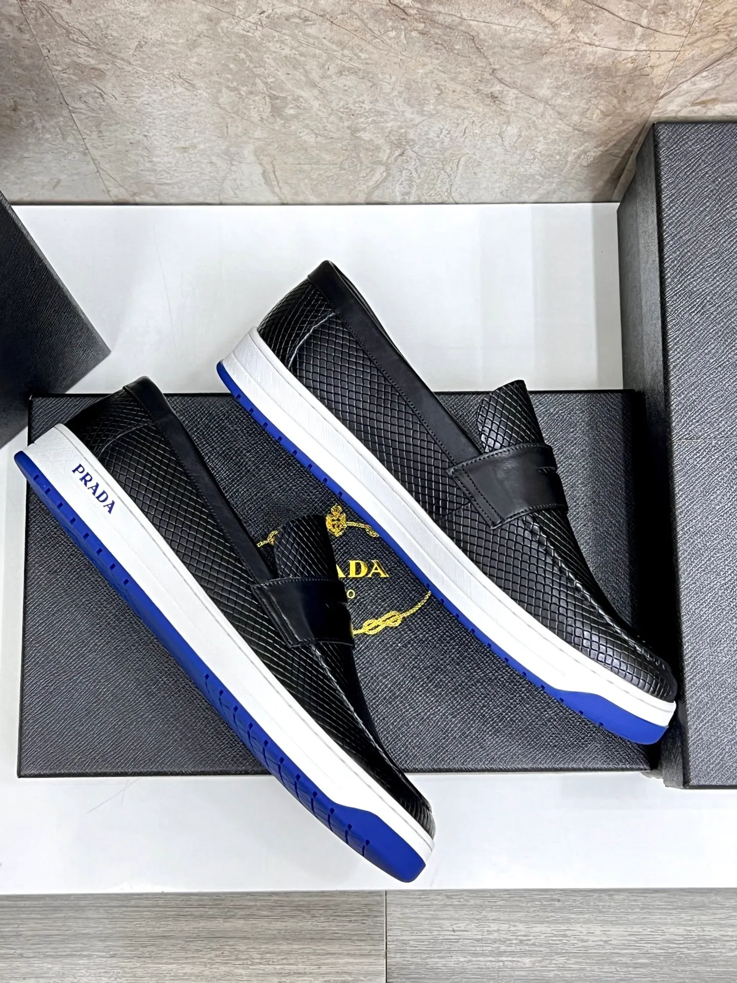 💰620 Prada classic men’s lace-up casual shoes｜Imported cowhide upper｜Layered stitching design on the upper Lightweight and breathable｜Soft and comfortable｜PRADA letters on the side｜Distinctive sporty style Showing the brand style｜Lightweight embossed rubber sole｜With cowhide foot pad lining｜Excellent foot feel Fashionable and elegant｜Size: 38-44 (customized at 45)